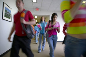 Schüler gehen durch die Flure in die Pause