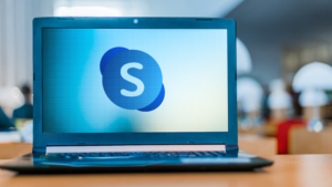 Laptop mit Skype-Zeichen auf Display