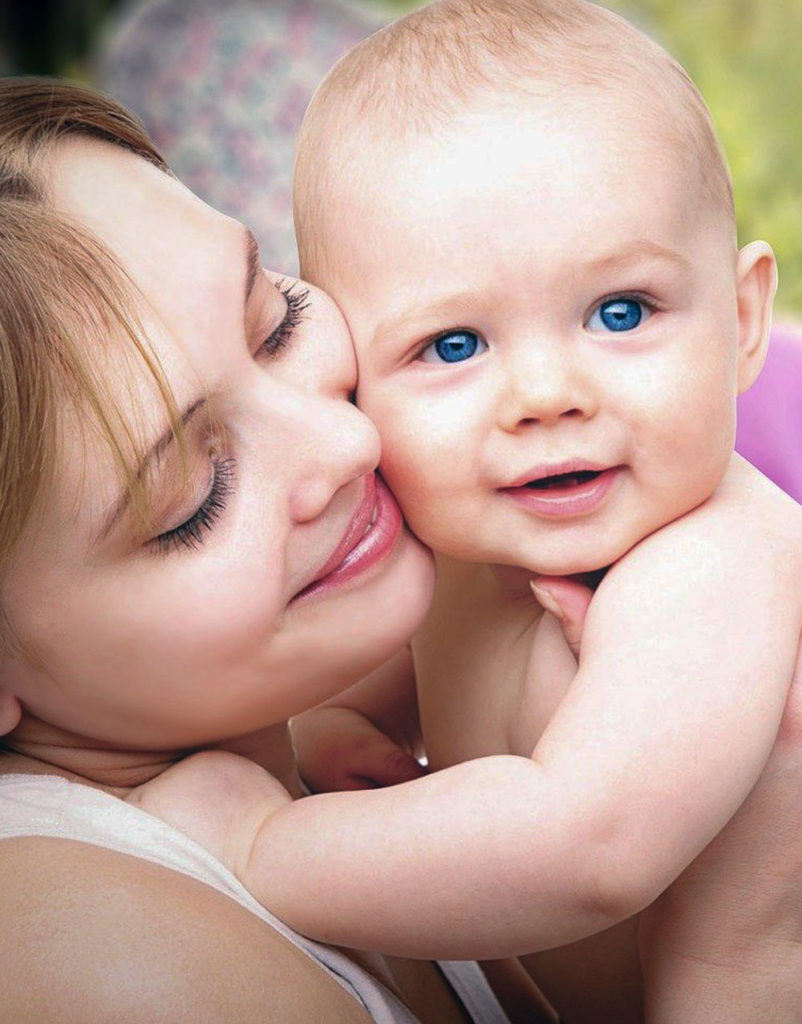 Glückliche Mutter mit fröhlichem Baby