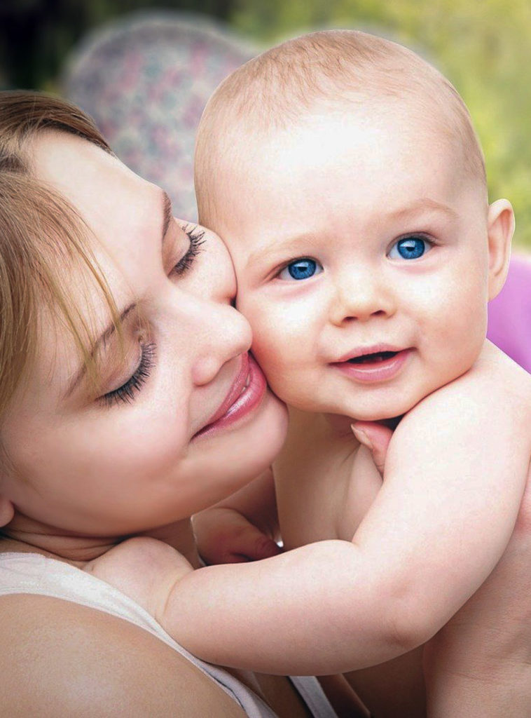 Glückliche Mutter mit fröhlichem Baby