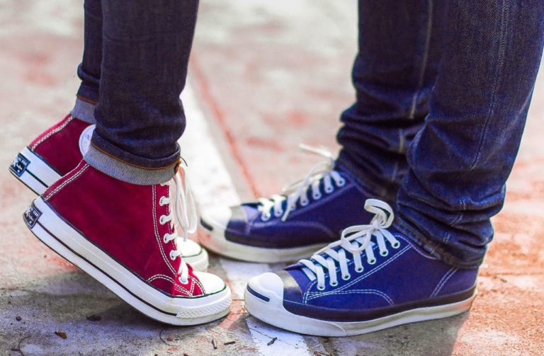 Schuhpaare, Mädchen und Junge, stehen gegenüber