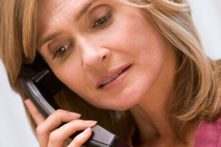 Frau am Telefon