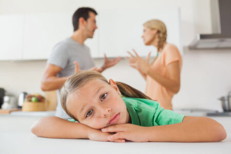 Eltern streiten, Kind guckt traurig
