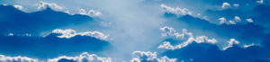 Wolken über dunstigem Himmel
