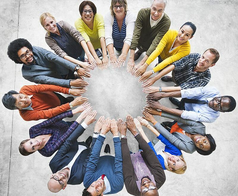 Multikulturelles Team im Kreis, Blick nach oben