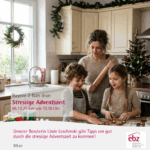 Mutter mit Kindern in der Küche, bäckt Plätzchen