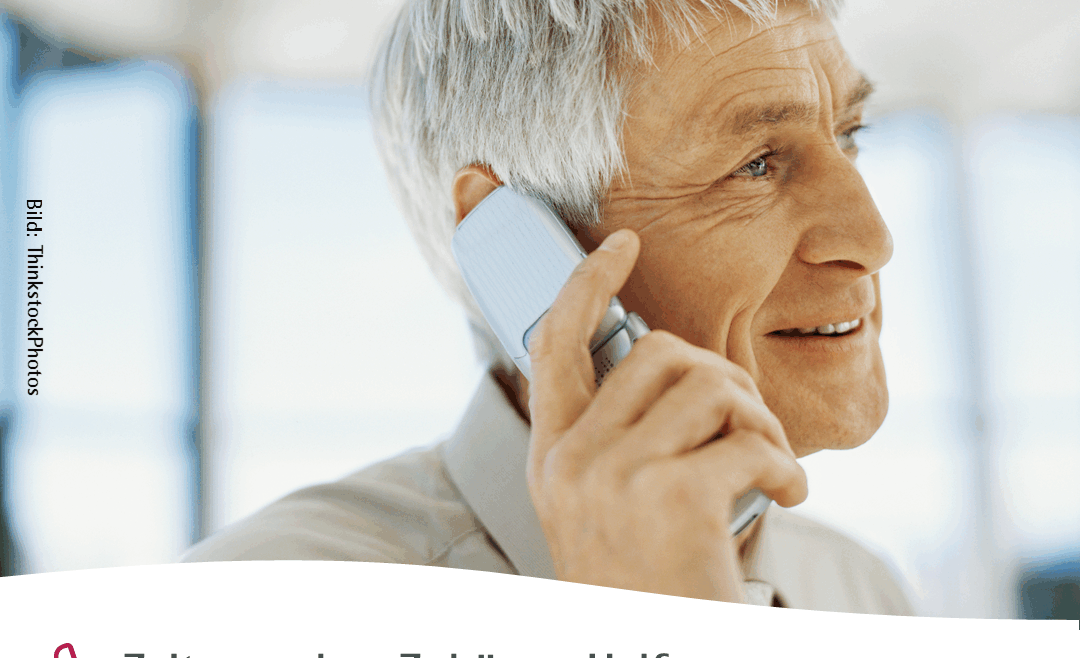 Freundlicher grauhaariger Mann telefoniert mit Handy