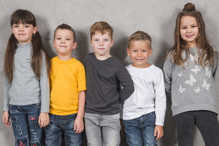 Gruppe von Kindern stehen nebeneinander